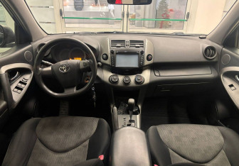 Подержанный автомобиль Toyota RAV4 2011 года (11 фото)