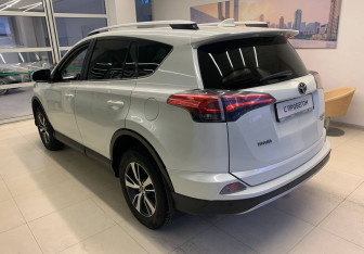 Подержанный автомобиль Toyota RAV4 2017 года (6 фото)