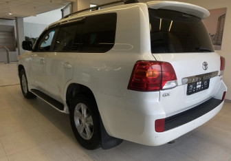 Подержанный автомобиль Toyota Land Cruiser Suv 2012 года (6 фото)