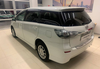 Подержанный автомобиль Toyota Wish Minivan 2015 года (6 фото)