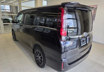 Подержанный автомобиль Toyota Voxy Minivan 2015 года (6 фото)