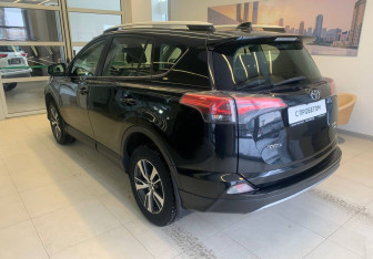 Подержанный автомобиль Toyota RAV4 2016 года (6 фото)