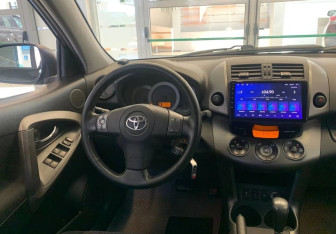 Подержанный автомобиль Toyota RAV4 2011 года (8 фото)
