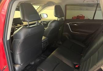 Подержанный автомобиль Toyota RAV4 2021 года (9 фото)