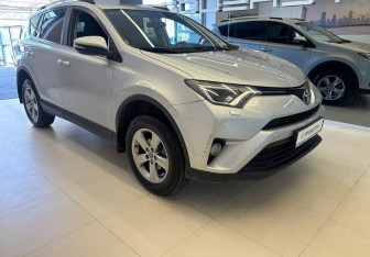 Подержанный автомобиль Toyota RAV4 2015 года (3 фото)
