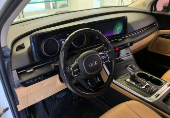 Подержанный автомобиль Kia Carnival 2021 года (13 фото)