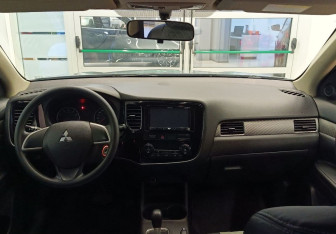 Подержанный автомобиль Mitsubishi Outlander 2013 года (12 фото)