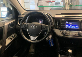 Подержанный автомобиль Toyota RAV4 2016 года (8 фото)
