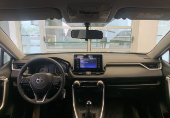Подержанный автомобиль Toyota RAV4 2020 года (11 фото)