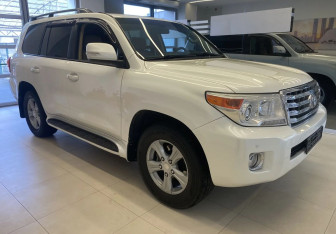 Подержанный автомобиль Toyota Land Cruiser Suv 2012 года (3 фото)