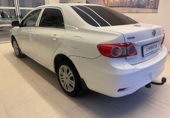 Подержанный автомобиль Toyota Corolla Sedan 2010 года (6 фото)
