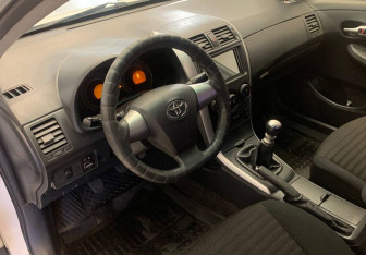 Подержанный автомобиль Toyota Corolla Sedan 2013 года (16 фото)