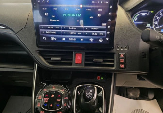 Подержанный автомобиль Toyota Voxy Minivan 2015 года (12 фото)
