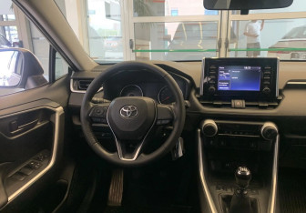 Подержанный автомобиль Toyota RAV4 2020 года (8 фото)