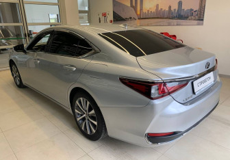 Подержанный автомобиль Lexus ES 2018 года (6 фото)