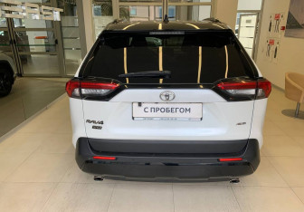 Подержанный автомобиль Toyota RAV4 2020 года (5 фото)