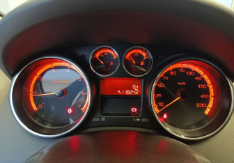 Подержанный автомобиль Peugeot 308 Hatchback 2011 года (11 фото)