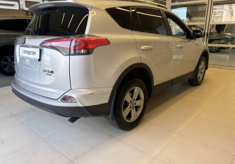 Подержанный автомобиль Toyota RAV4 2015 года (4 фото)