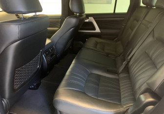 Подержанный автомобиль Toyota Land Cruiser Suv 2020 года (9 фото)