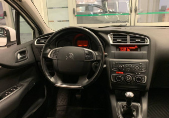 Подержанный автомобиль Citroen C4 Hatchback 2012 года (13 фото)