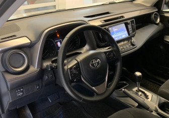 Подержанный автомобиль Toyota RAV4 2018 года (13 фото)