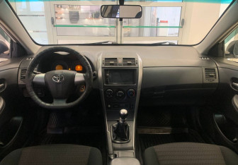 Подержанный автомобиль Toyota Corolla Sedan 2013 года (15 фото)