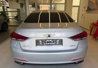 Подержанный автомобиль Hyundai Genesis 2015 года (5 фото)