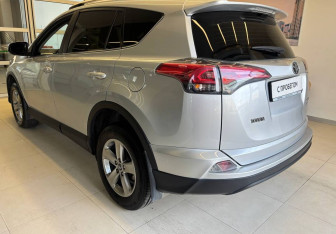 Подержанный автомобиль Toyota RAV4 2015 года (6 фото)