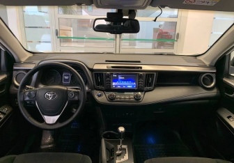 Подержанный автомобиль Toyota RAV4 2018 года (11 фото)
