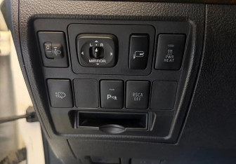 Подержанный автомобиль Toyota Land Cruiser Suv 2011 года (23 фото)