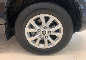 Подержанный автомобиль Toyota Land Cruiser Suv 2015 года (15 фото)