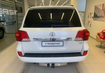 Подержанный автомобиль Toyota Land Cruiser Suv 2014 года (5 фото)