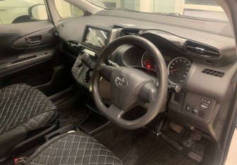 Подержанный автомобиль Toyota Wish Minivan 2015 года (14 фото)