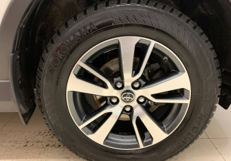 Подержанный автомобиль Toyota RAV4 2018 года (14 фото)