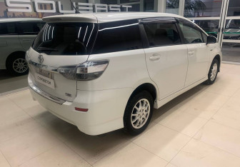 Подержанный автомобиль Toyota Wish Minivan 2015 года (4 фото)