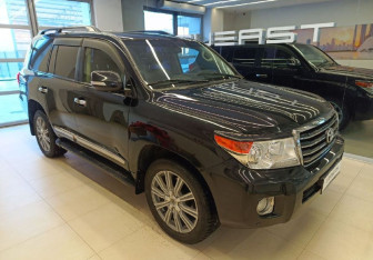 Подержанный автомобиль Toyota Land Cruiser Suv 2012 года (3 фото)