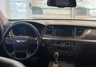 Подержанный автомобиль Hyundai Genesis 2015 года (8 фото)